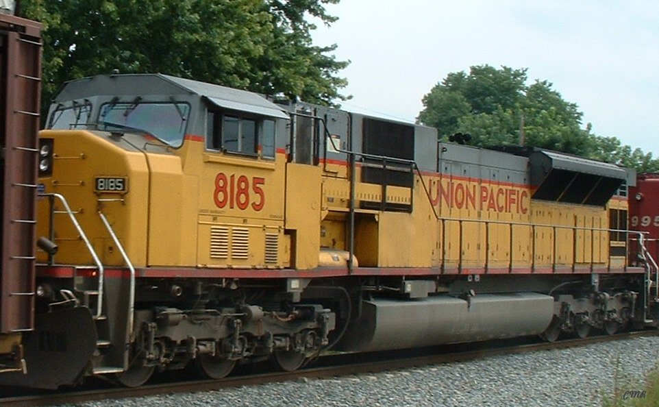This is a photo of Union Pacific 8185, an EMD SD9043MAC, on CSX tracks at Coraopolis, Pennsylvania
